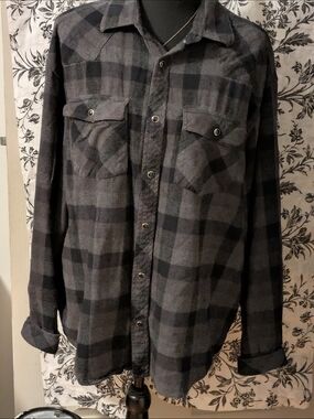Men's Gray Plaid Button-Up Flannel Shirt
